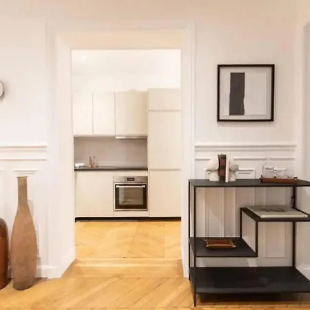 Stylish Four-bedroom Near Arc De Triomphe