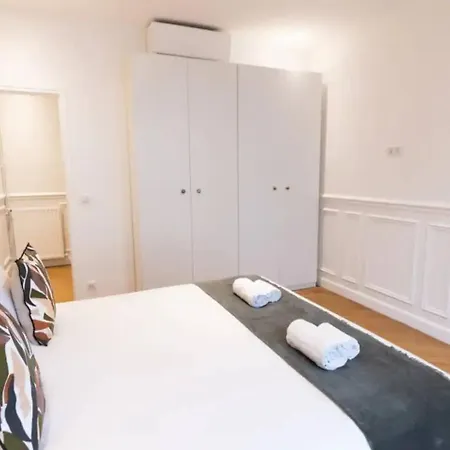 Stylish Four-bedroom Near Arc De Triomphe Apartment *