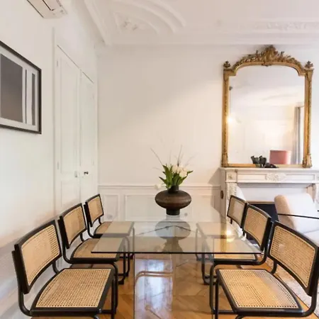Stylish Four-bedroom Near Arc De Triomphe *