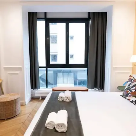 Stylish Four-bedroom Near Arc De Triomphe Apartment *