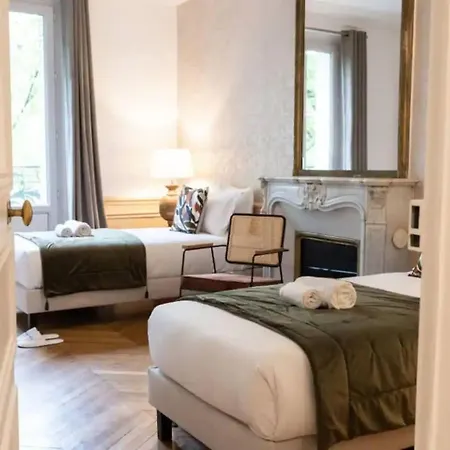 Stylish Four-bedroom Near Arc De Triomphe *
