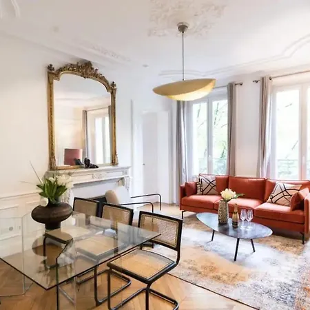 Stylish Four-bedroom Near Arc De Triomphe *