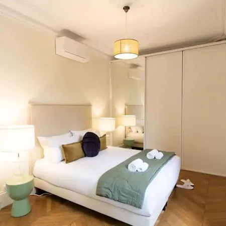Stylish Four-bedroom Near Arc De Triomphe Apartment Paris
