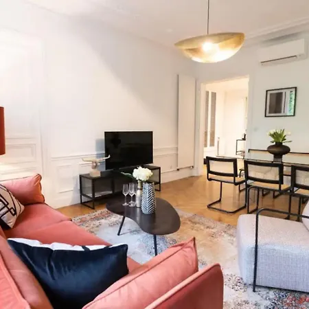 Stylish Four-bedroom Near Arc De Triomphe *